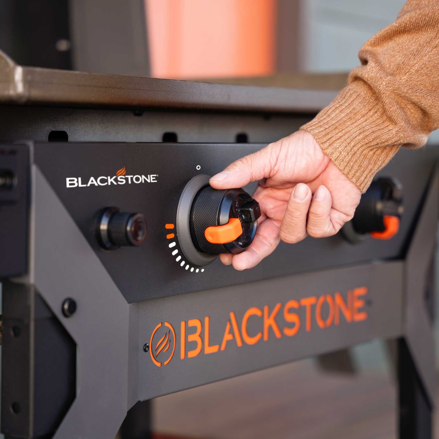 Blackstone 28” ParilaGrilli Iron Forge Omnivore kannella